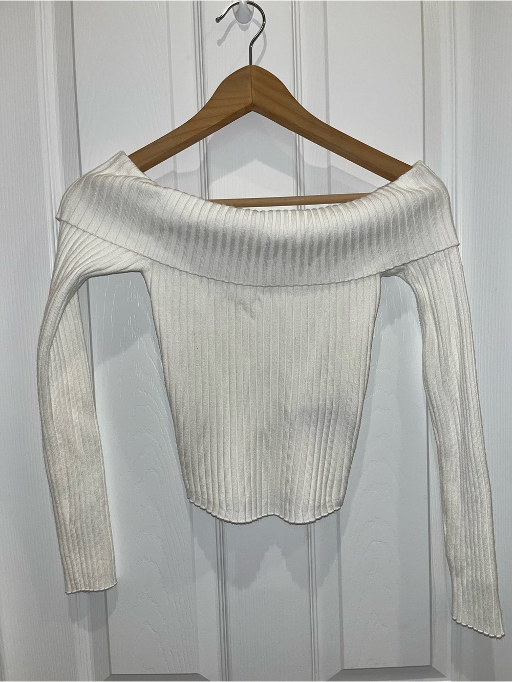 Edikted White Off-the-Shoulder Ribbed Sweater